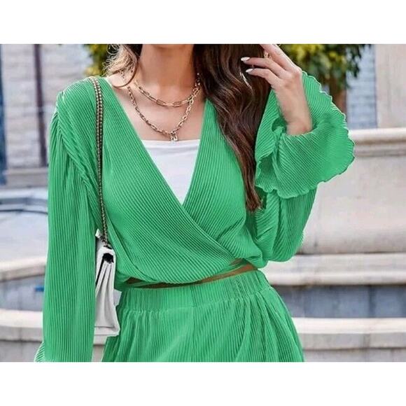Zaful Women's Top Sz Medium Green Cropped Blouse Coverup Bell Sleeve Low V-neck - Picture 8 of 16